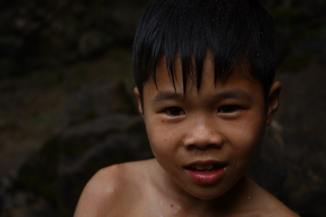 Trẻ con bơi phía dười dòng thác